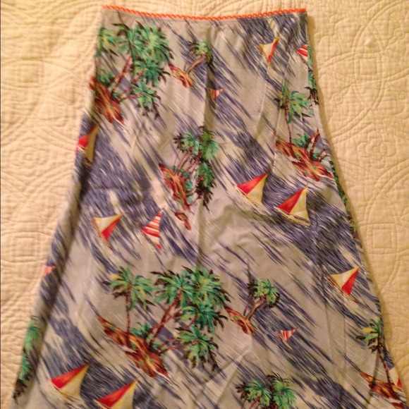 The perfect summer themed skirt! Lightweight &easy - Picture 2 of 3