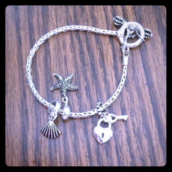 Silver bracelet with seashore charms