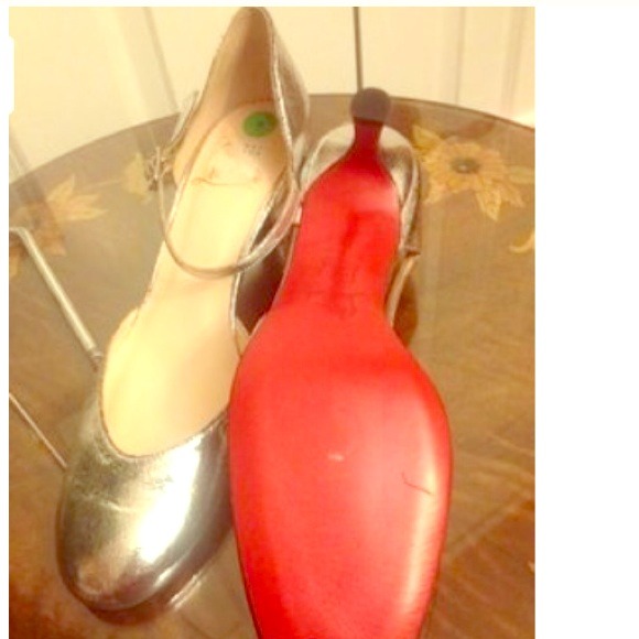 100% AUTHENTIC Louboutin Mary Jane kitten pump.