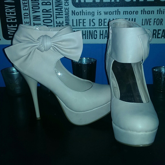 Bow ankle cuff stilettos