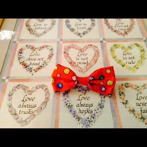 Cute red bow.