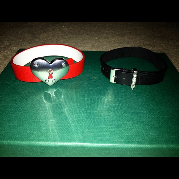 Pair of cute buckle bracelets - Picture 1 of 1