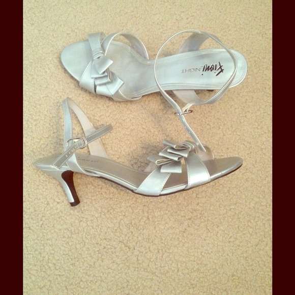Silver formal heels😍