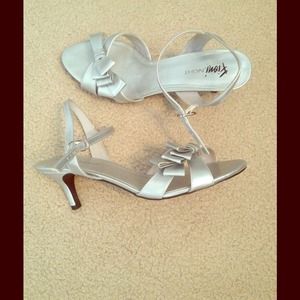 Silver formal heels😍