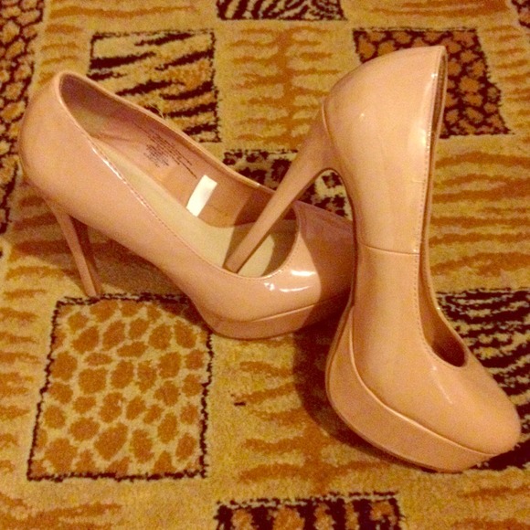 Nude pumps