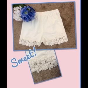 SOLD🎉HP🎉NWOT Cream Shorts