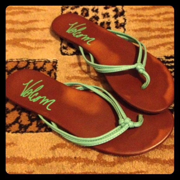 Volcom turquoise and brown flip flops