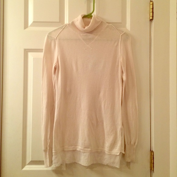Vera Wang cream colored turtle neck - Picture 1 of 2