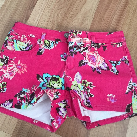 🌺🌹Floral Print Roxy Shorts🌸🌷 - Picture 4 of 4