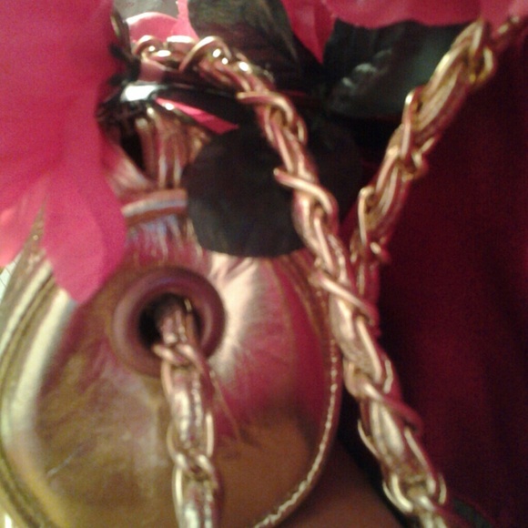 Offer..Drop$$$ ESCADA Metallic Gold Chain Purse. - Picture 3 of 4