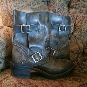 Boots with buckle HOLD UNTIL 7/11 for kpyle