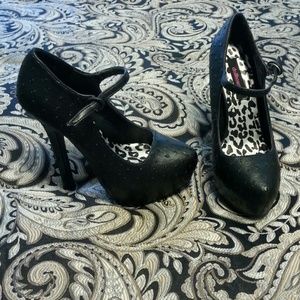 Sexy black pumps! NWOT