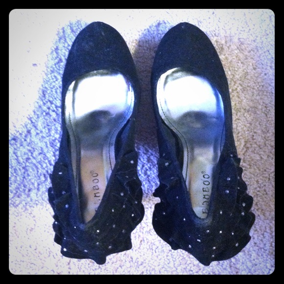 Bamboo ruffle heels