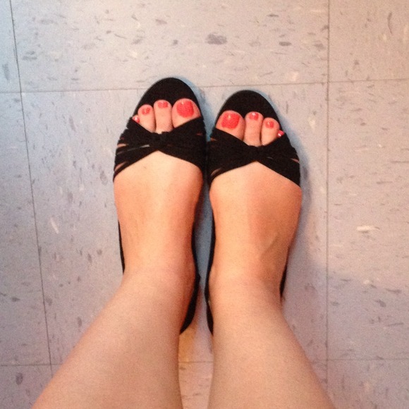 ❌BUNDLED 🎉HPx2 Black Strappy Peep Toe Flat🎉 - Picture 2 of 4