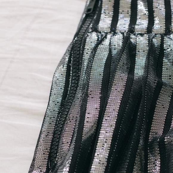 ASOS metallic skater skirt (silver / black) - Picture 2 of 3