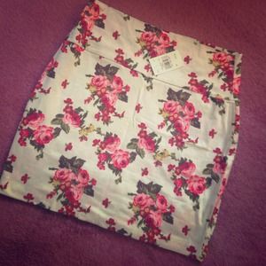 Selling this cute floral skirt (: