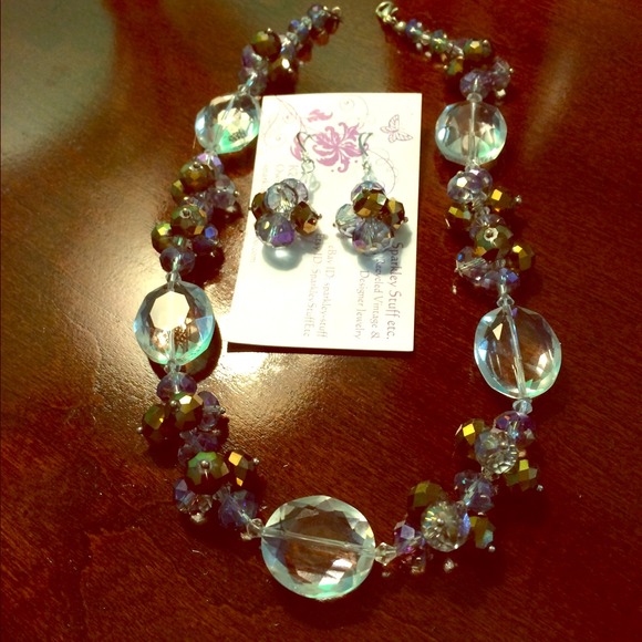 ⬇️Necklace and earrings set ~ sparkles NEW💕