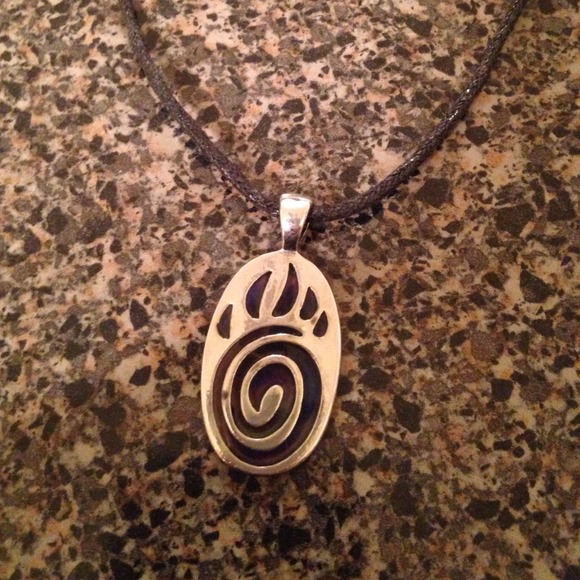 Pretty bear claw design necklace