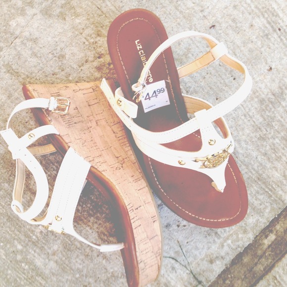 I'm selling a pair of Liz Claiborne wedges