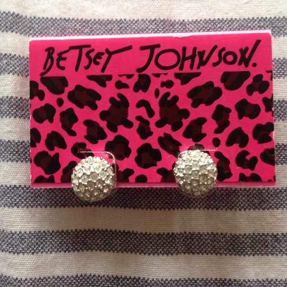 Betset Johnson beautiful and simple studs!