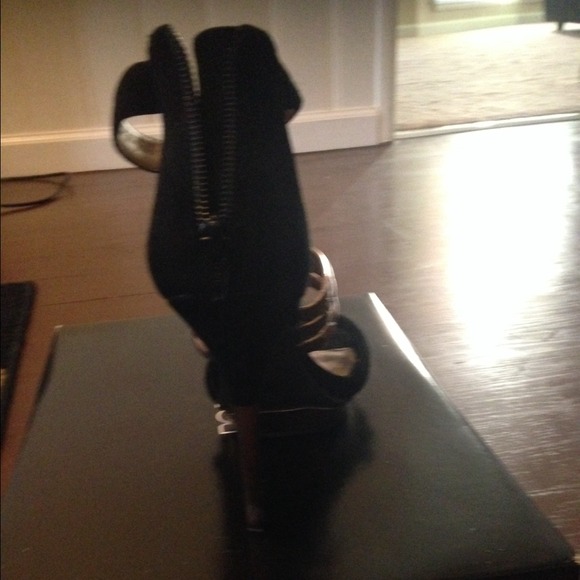 BCBG heels - Picture 2 of 2
