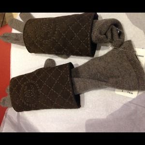 RESERVED. Chanel cashmere and shearling Gloves