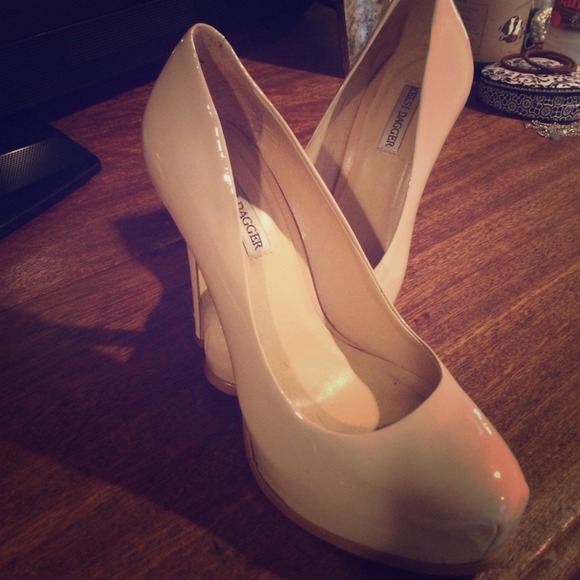 Kelsi Dagger Nude Pump