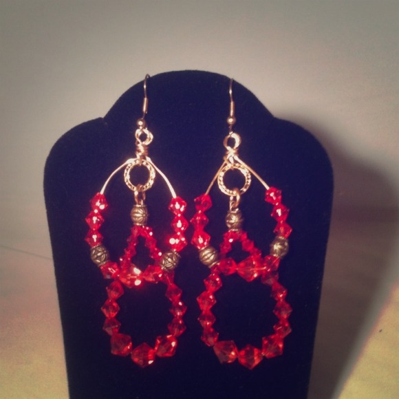 Red crystal hoop earring - Picture 1 of 1