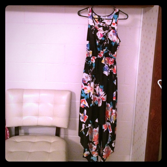 Black Dress w/ Flower Design - Picture 1 of 4