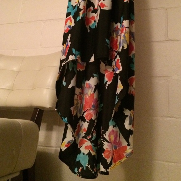 Black Dress w/ Flower Design - Picture 4 of 4