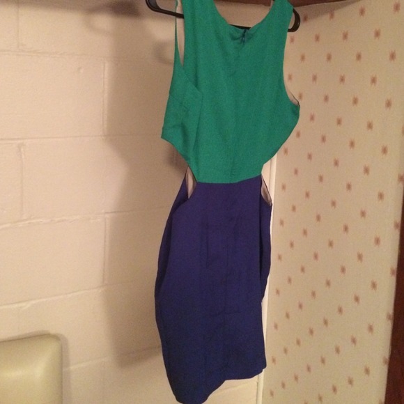 Green and Blue Sleeveless Cocktail Dress - Picture 3 of 3