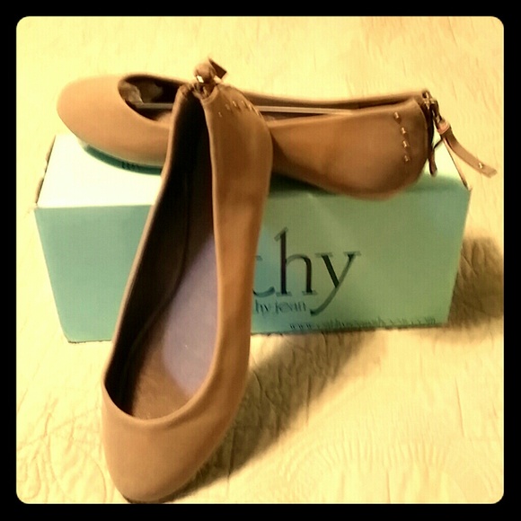 8 taupe flats