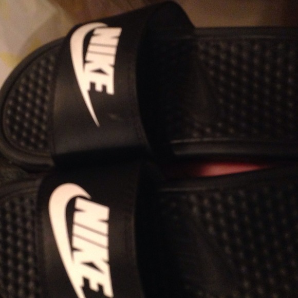 Kids nike slippers never worn