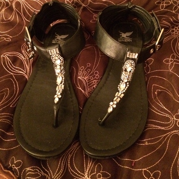 Sandals with diamonds on it 💎💎
