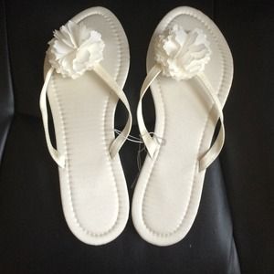 David's bridal white flip flops size L (9/10)