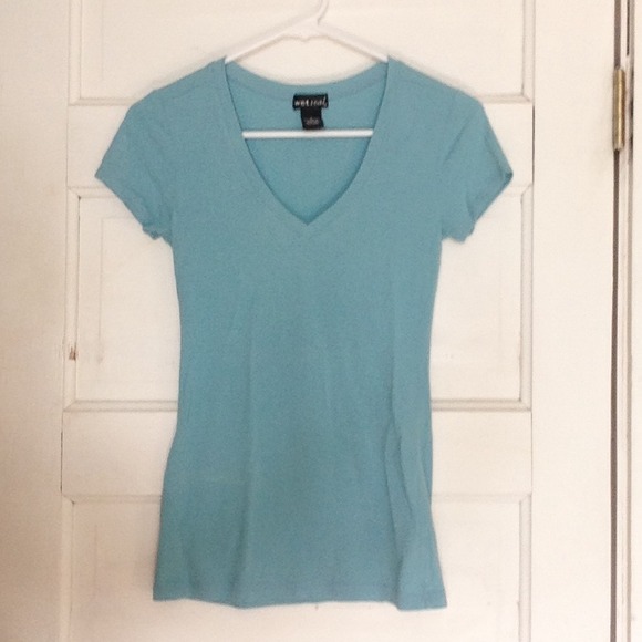 ✖️SOLD✖️ Set of 3 Basic T-shirts - Picture 2 of 4