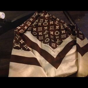 LV scarf