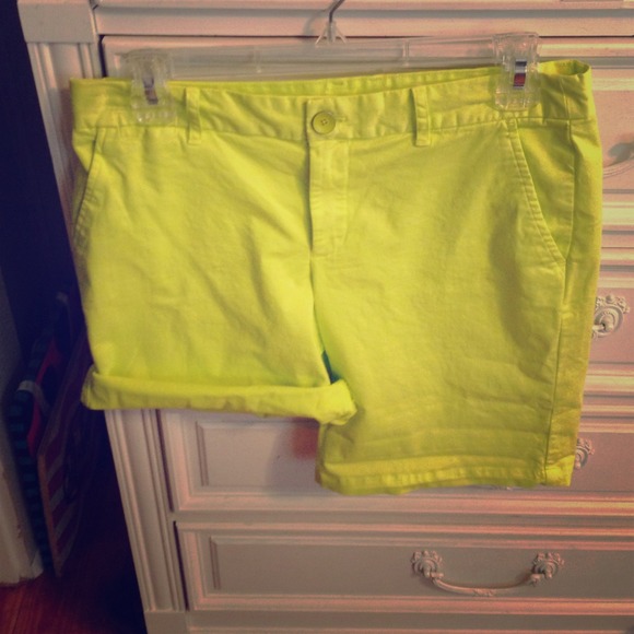 Gap size 2 shorts yellowish green!