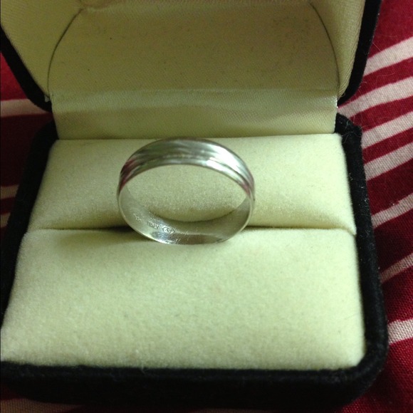 14k White Gold Band - Picture 2 of 4