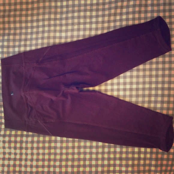 105f lululemon crops size 4 in Bordeaux drama
