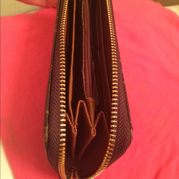 More pictures of Louis Vuitton Wallet - Picture 2 of 4