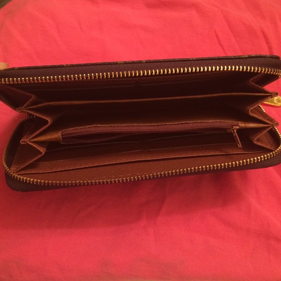 More pictures of Louis Vuitton Wallet - Picture 3 of 4