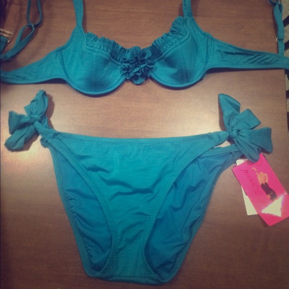 Betsey Johnson - Picture 1 of 4