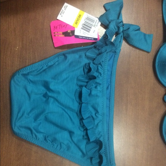 Betsey Johnson - Picture 3 of 4