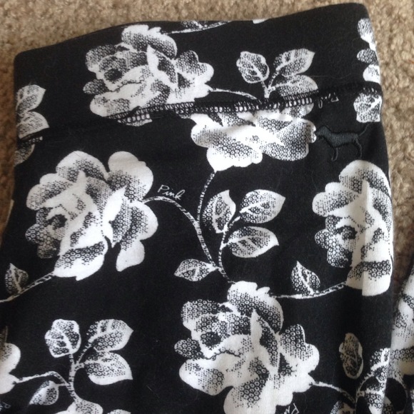 SOLD⚡️FLASH SALE⚡️Rose printed VS PINK leggings