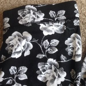 SOLD⚡️FLASH SALE⚡️Rose printed VS PINK leggings