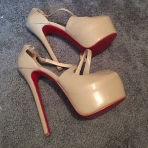 Nude pumps with red bottom❤️