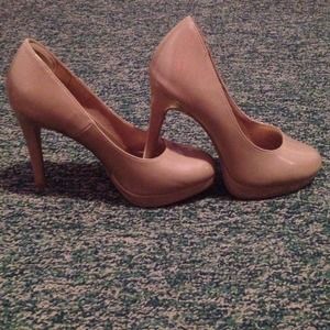 Nude / Tan heels