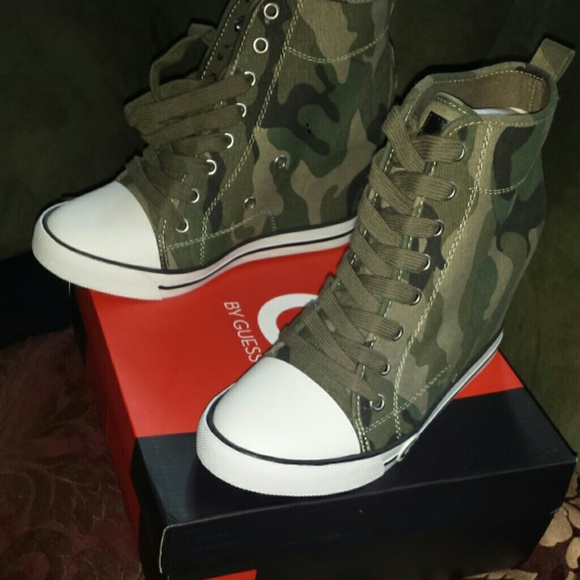 Guess army  size 9.5 woman brand new