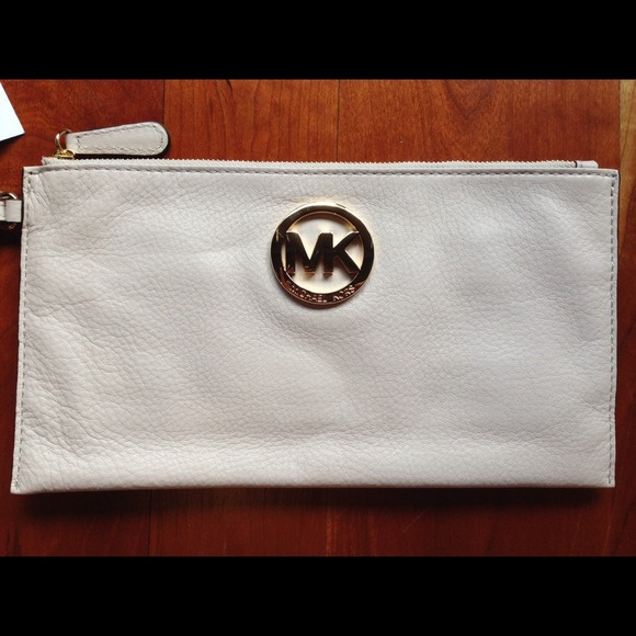MK Fulton Lg Vanilla  with Gold clutch.